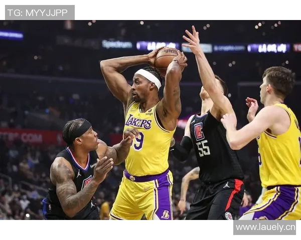 湖人主帅沃格尔确认詹姆斯将缺席下一场比赛，库兹马或将接替首发位置